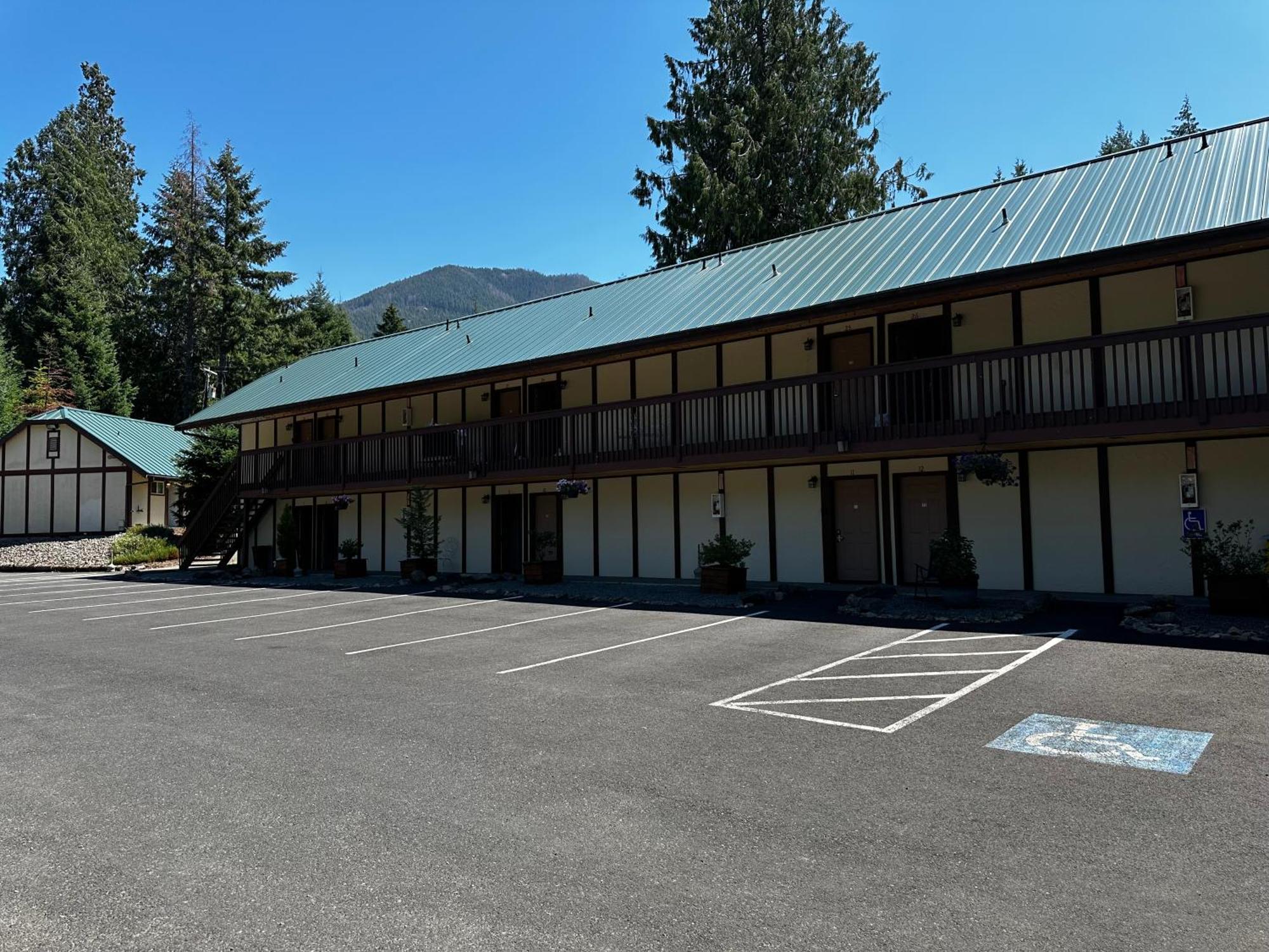 Motel & *