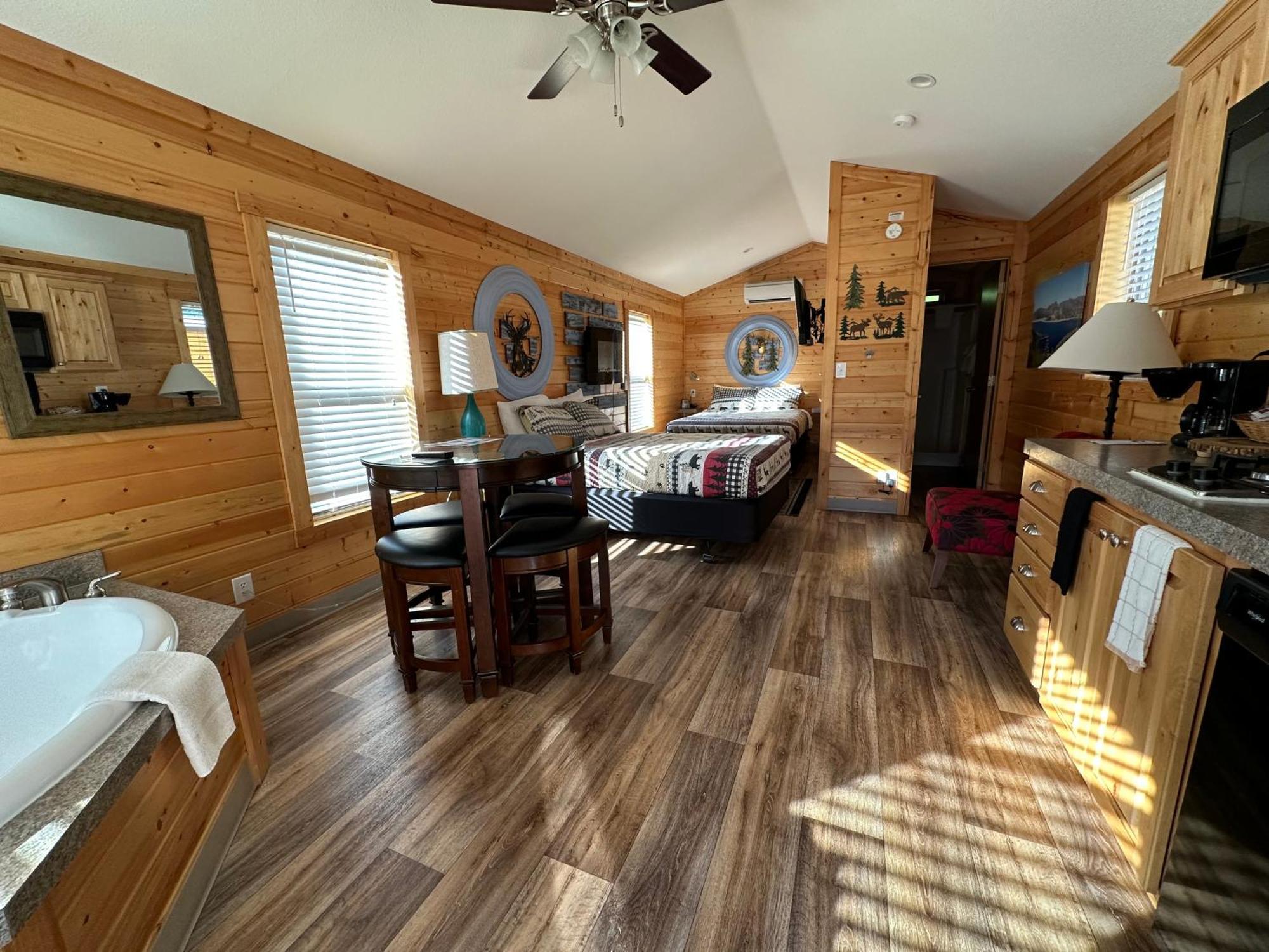 Motel & Packwood