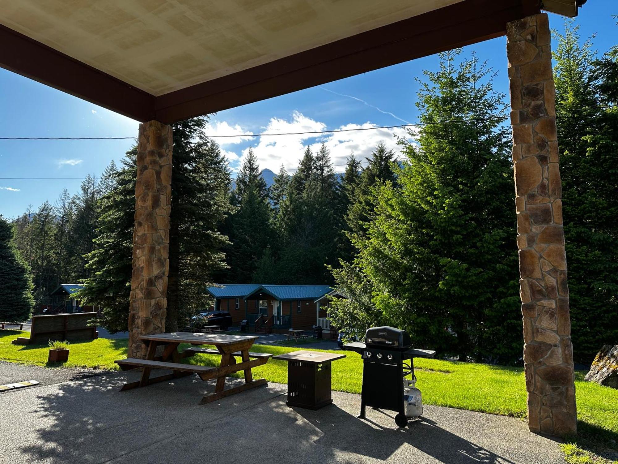 Motel & Packwood