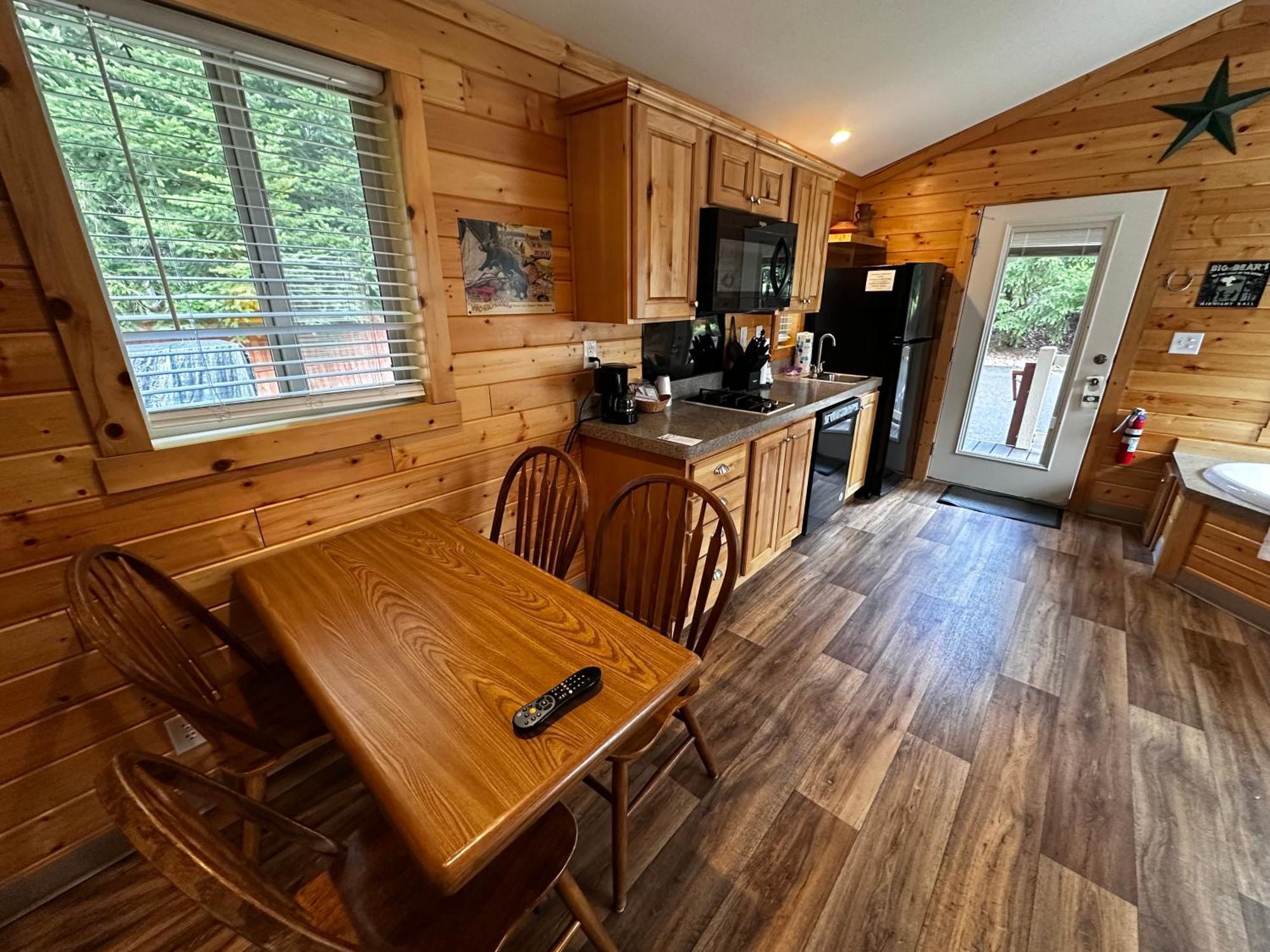 Motel & Packwood